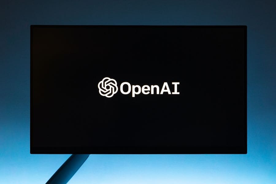 Ein schwarzer Bildschirm mit Logo und Name