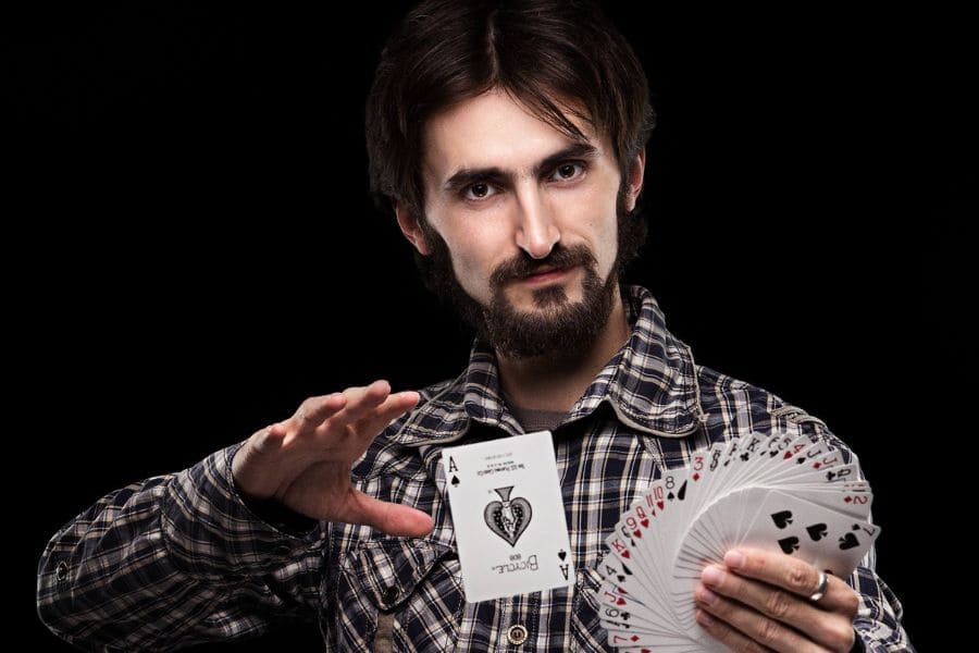 un mago che fa trucchi con le carte